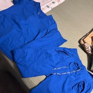 Small Medcouture small scrubs
Nothing wrong with them just got new ones